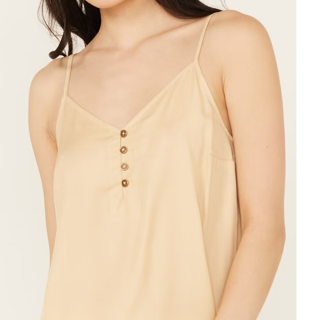 Top tirante satén cuello en V con placket henley y botones