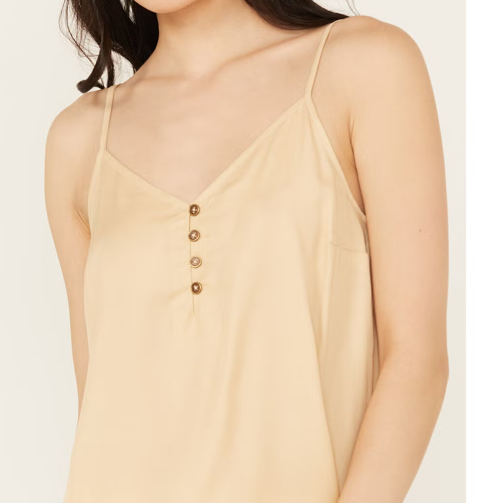 Top tirante satén cuello en V con placket henley y botones