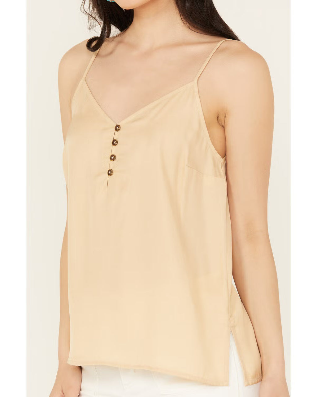 Top tirante satén cuello en V con placket henley y botones