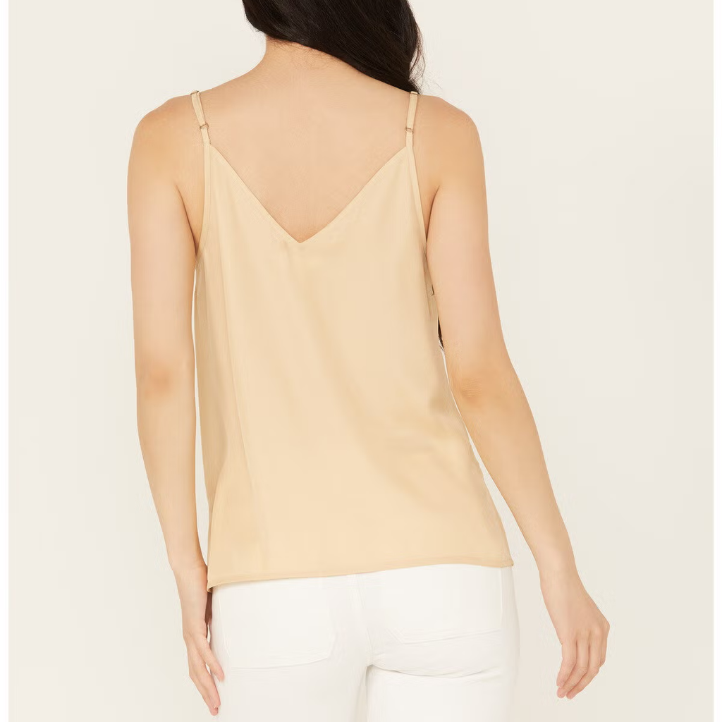 Top tirante satén cuello en V con placket henley y botones